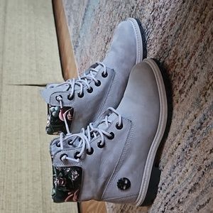 Woman's Size 6 Gray Timberland Boots